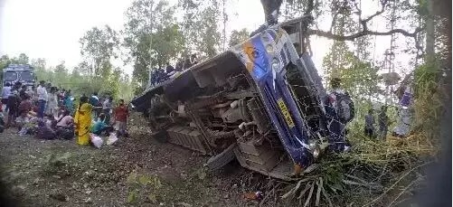 प्रयागराज से आ रही तेज रफ्तार यात्री बस पलटी, 10 घायल