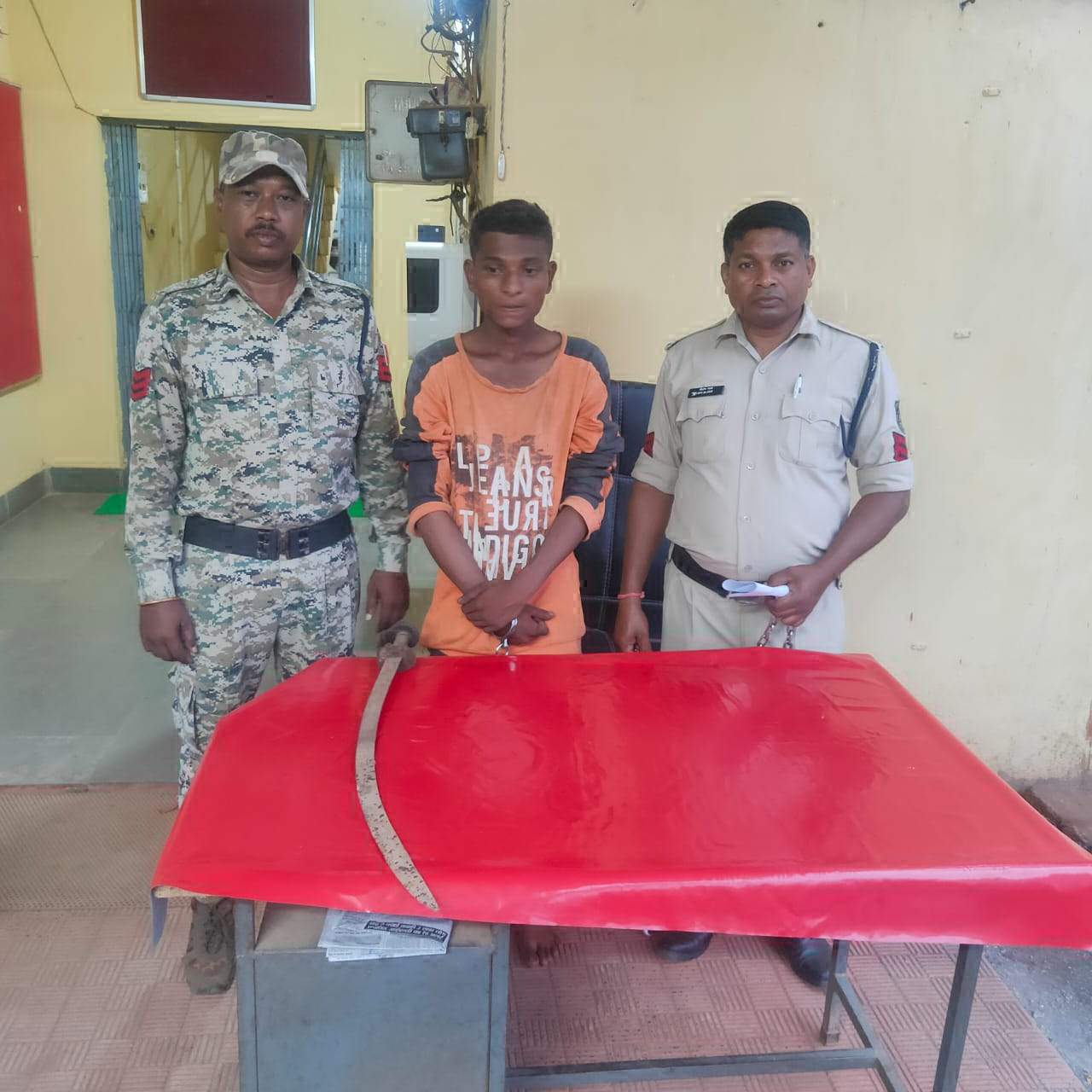 माँ ने नहीं दिए पैसे, तलवार से मारने की धमकी, बेटा गिरफ्तार