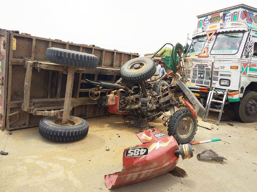 ट्रक की टक्कर से ट्रैक्टर टूटकर बिखरा, दो को मामूली चोट, ट्रक चालक फरार