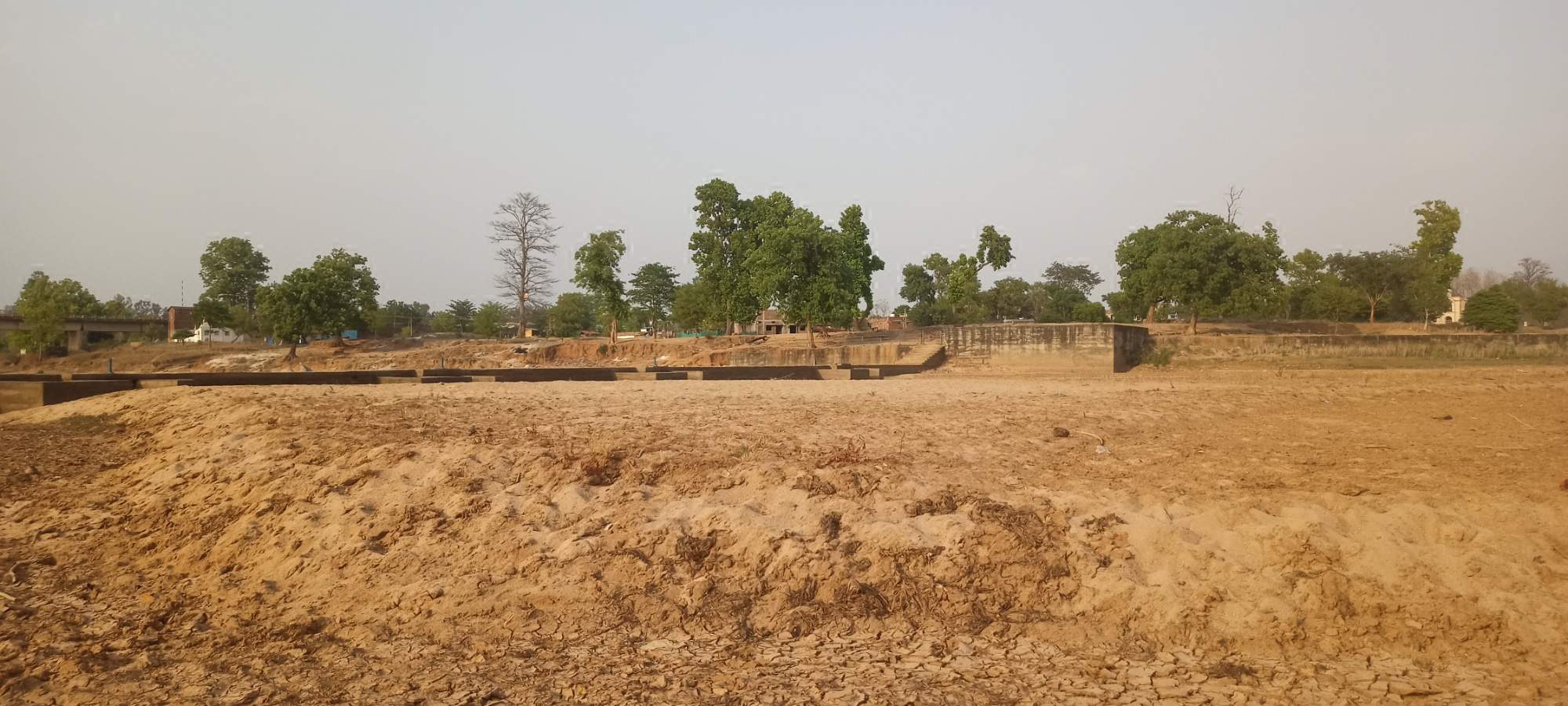 एनीकट में 8 फीट रेत भरने से स्टोरेज हुआ खत्म