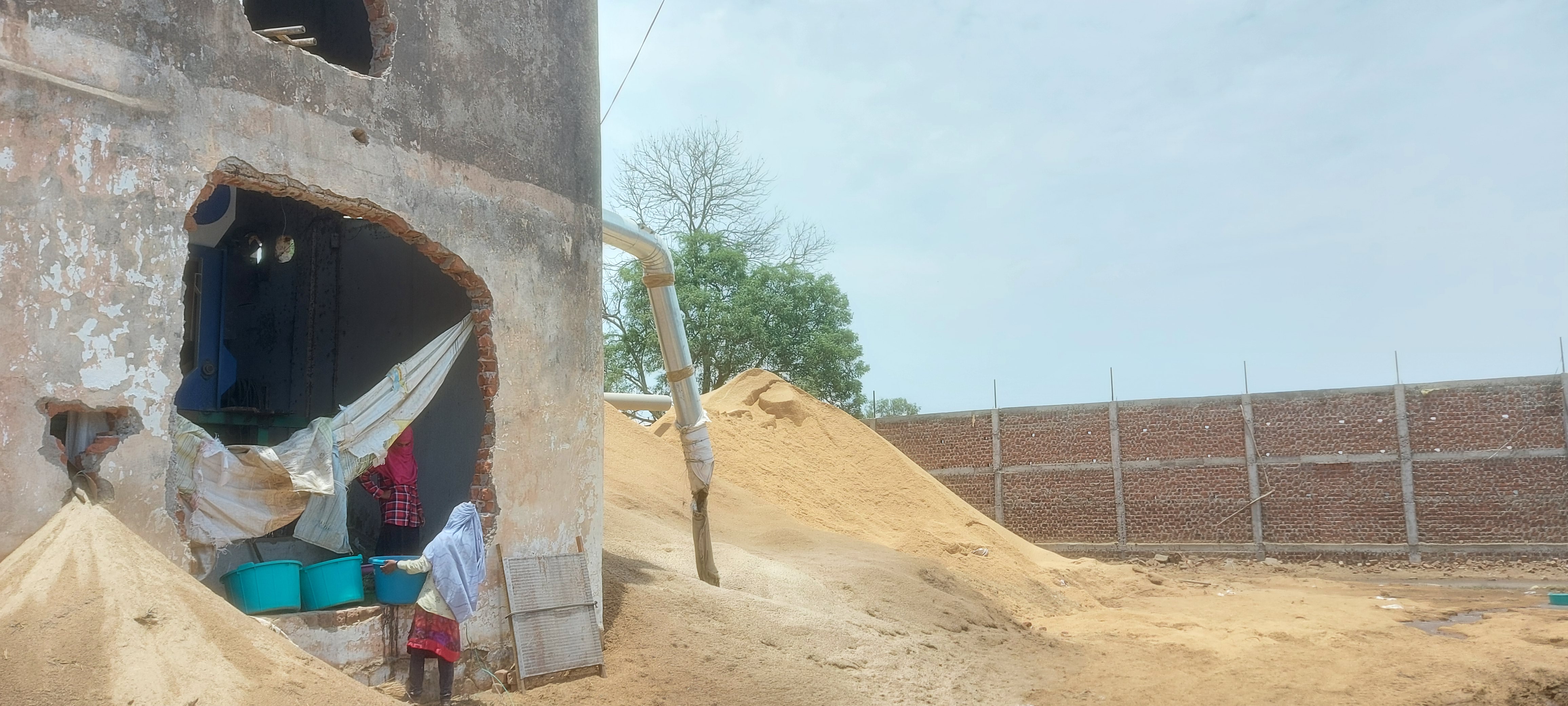 राइस मिल से निकलने वाले प्रदूषण से तंग ग्रामीणों ने की एसडीएम से शिकायत राइस मिल से निकलने वाले प्रदूषण से तंग ग्रामीणों ने की एसडीएम से शिकायत