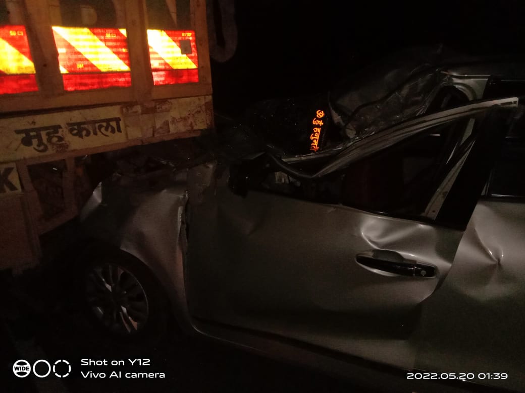 कार खड़ी ट्रक से टकराई, 1 मौत, 3 गंभीर कार खड़ी ट्रक से टकराई, 1 मौत, 3 गंभीर