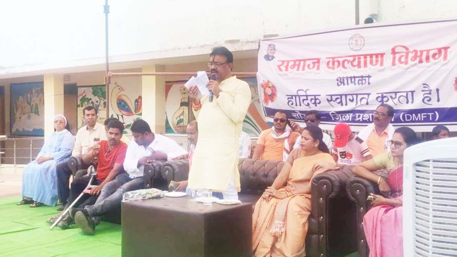 संसदीय सचिव रेखचंद के हाथों दिव्यांगों को सहायक उपकरण वितरित