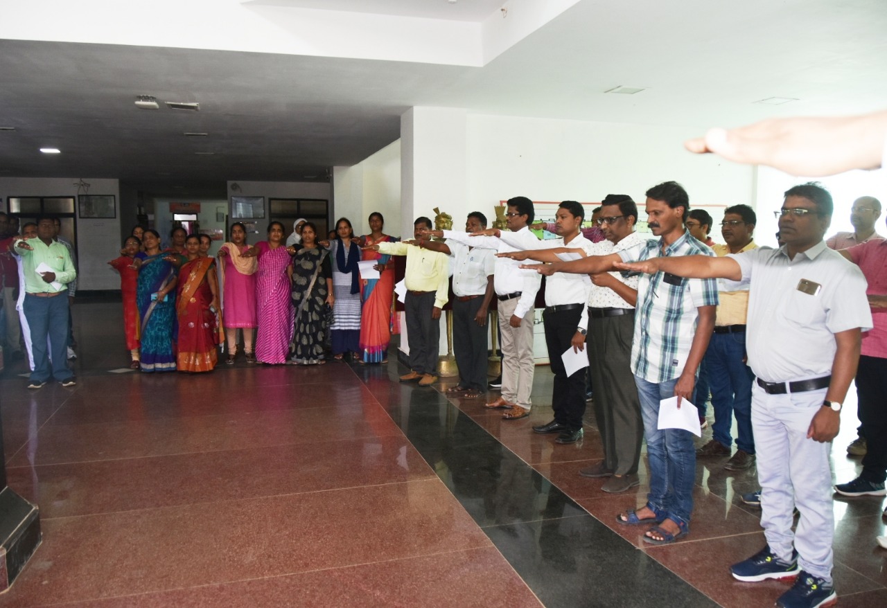 कर्मियों को आतंकवाद के विरोध की दिलाई शपथ