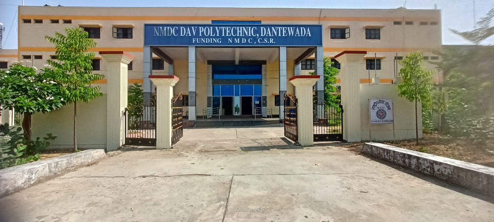 पॉलिटेक्निक दंतेवाड़ा के 8 छात्रों का चयन एनएमडीसी में