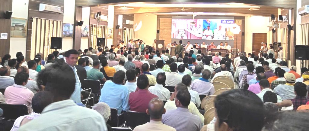 बोनस वितरण कार्यक्रम बीच में छोड़कर बाहर निकल गए विधायक शैलेश पांडे