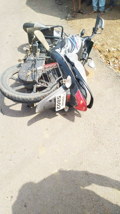 हाईवा ने सडक़ किनारे बाइक संग खड़े युवक को रौंदा, मौत