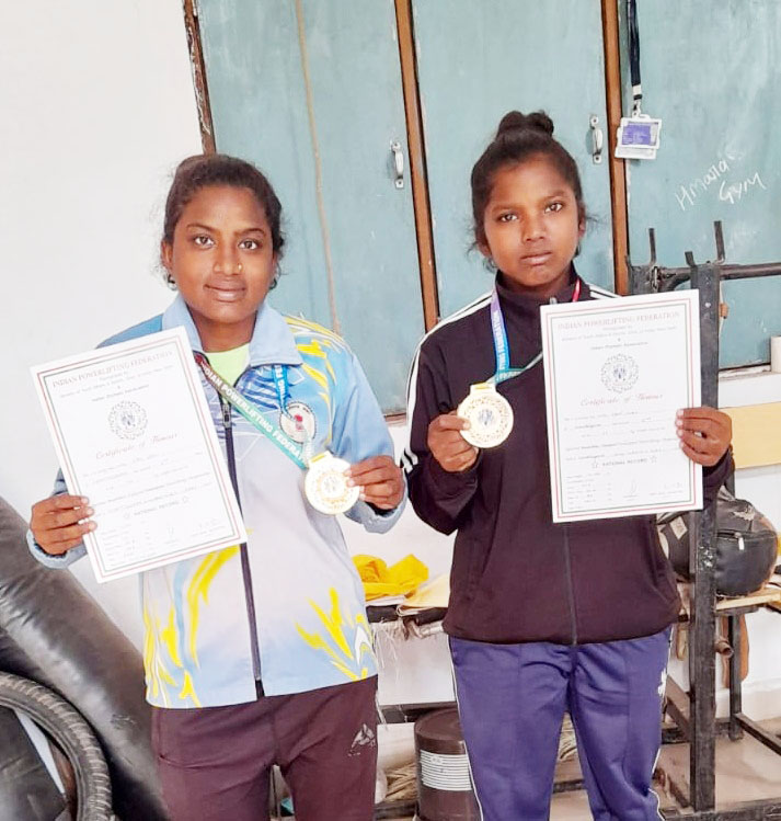 धमतरी की 2 सगी बहनों को नेशनल पावर लिफ्टिंग में गोल्ड और सिल्वर