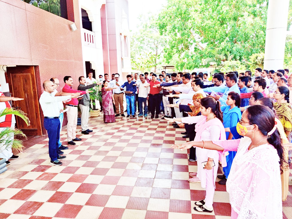कलेक्टोरेट में आतंकवाद का विरोध करने ली शपथ