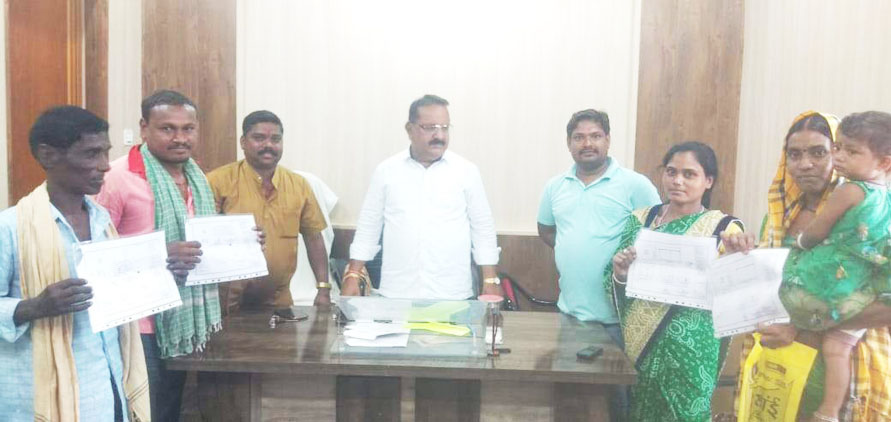 आवास योजना के तहत नक्शे का वितरण आवास योजना के तहत नक्शे का वितरण