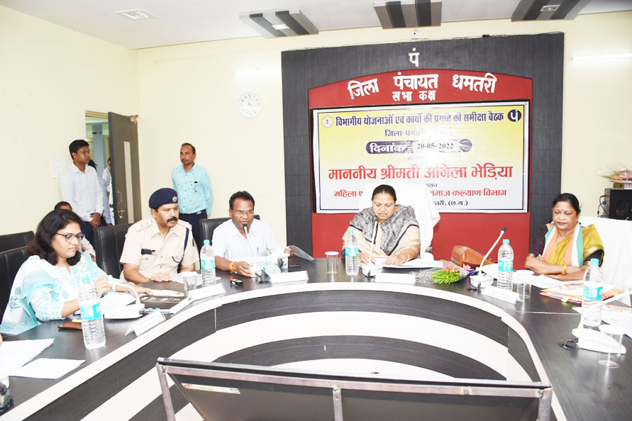 तैयारी से नहीं आए अफसर, प्रभारी मंत्री ने लगाई फटकार