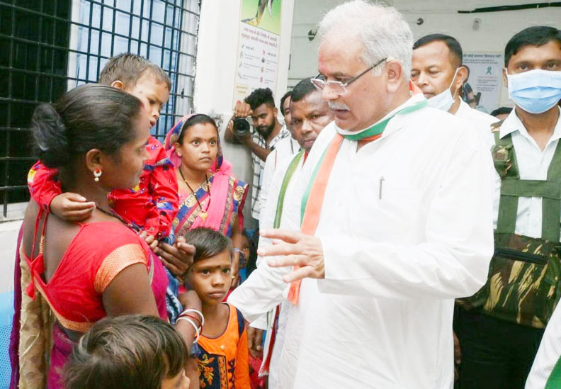 सीएम ने मर्दापाल सीएचसी का लिया जायजा, मरीजों की जाना हाल-चाल सीएम ने मर्दापाल सीएचसी का लिया जायजा, मरीजों की जाना हाल-चाल