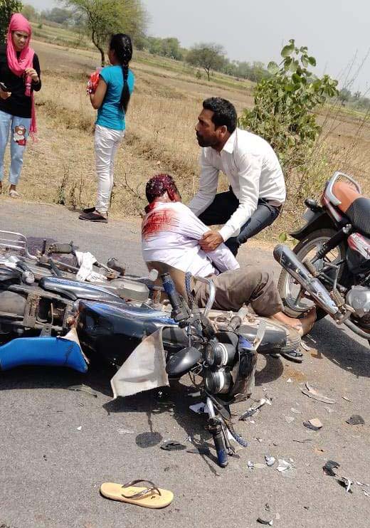 आपस में टकराए बाइक सवार, चार गंभीर 