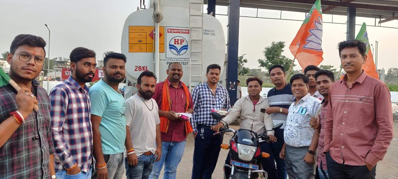 पेट्रोल-डीजल की कीमत कम, भाजयुमो ने केंद्र सरकार का जताया आभार पेट्रोल-डीजल की कीमत कम, भाजयुमो ने केंद्र सरकार का जताया आभार