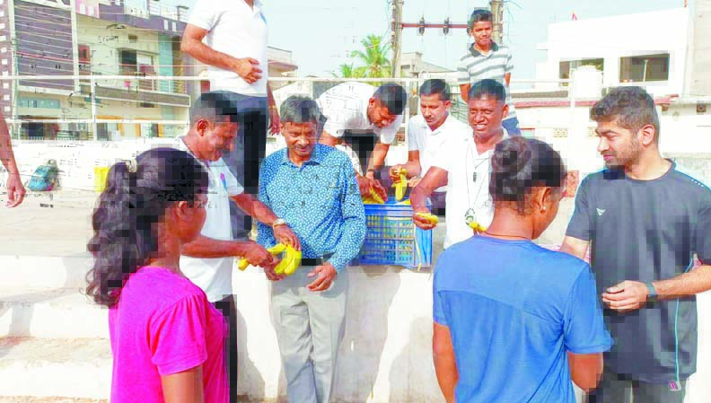 बस्तर फाइटर की भर्ती के लिए प्रशिक्षण ले रहे प्रशिक्षणार्थियों को बांटे फल बस्तर फाइटर की भर्ती के लिए प्रशिक्षण ले रहे प्रशिक्षणार्थियों को बांटे फल