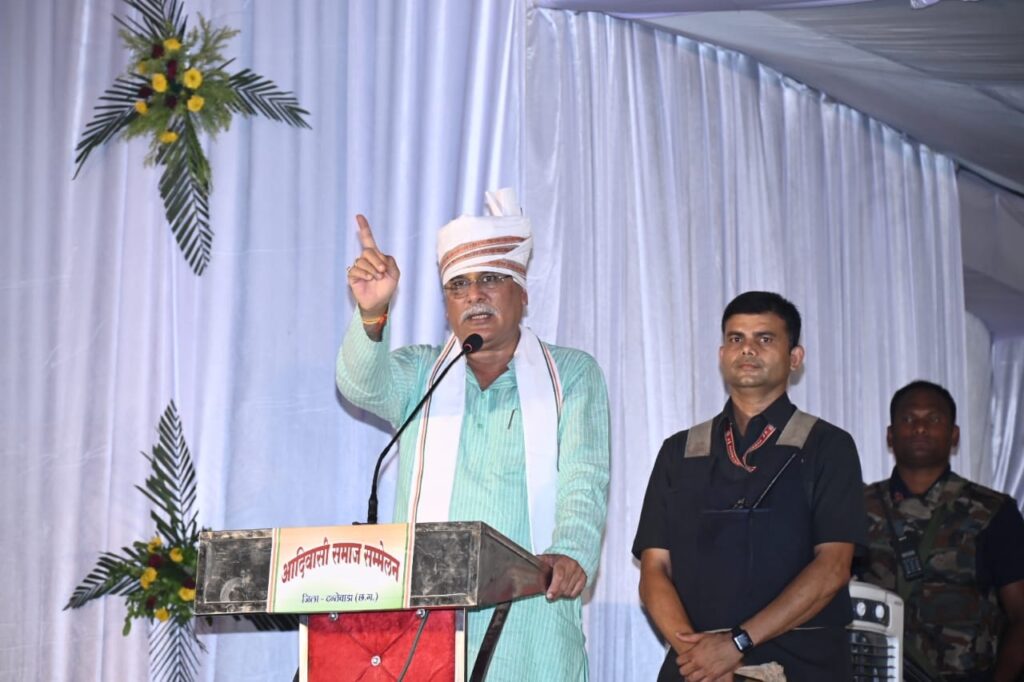 दंतेवाड़ा आदिवासी समाज सम्मेलन में नेताम रहे निशाने पर, सीएम ने इशारे से कहा, लखमा ने नाम भी लिया