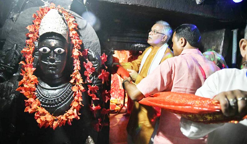 मुख्यमंत्री ने माँ दंतेश्वरी को 11 किमी लंबी चुनरी ओढ़ाई