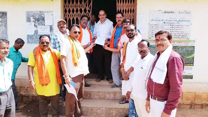 वर्मी खाद खरीदने की बाध्यता समाप्त करने भाजपाइयों का सोसायटी में धरना-प्रदर्शन