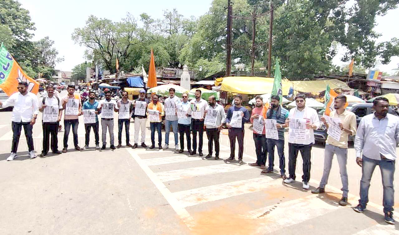 भाजयुमो ने की पेट्रोलियम पदार्थों पर वैट कम करने की मांग, प्रदर्शन