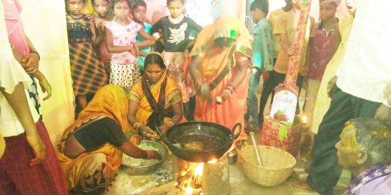 मंडप सजाकर जलाया चूल्हा, खौलते तेल में हाथ डालकर निकाले गर्म बड़े, एक-दूसरे के उपर रख लिया आशीर्वाद