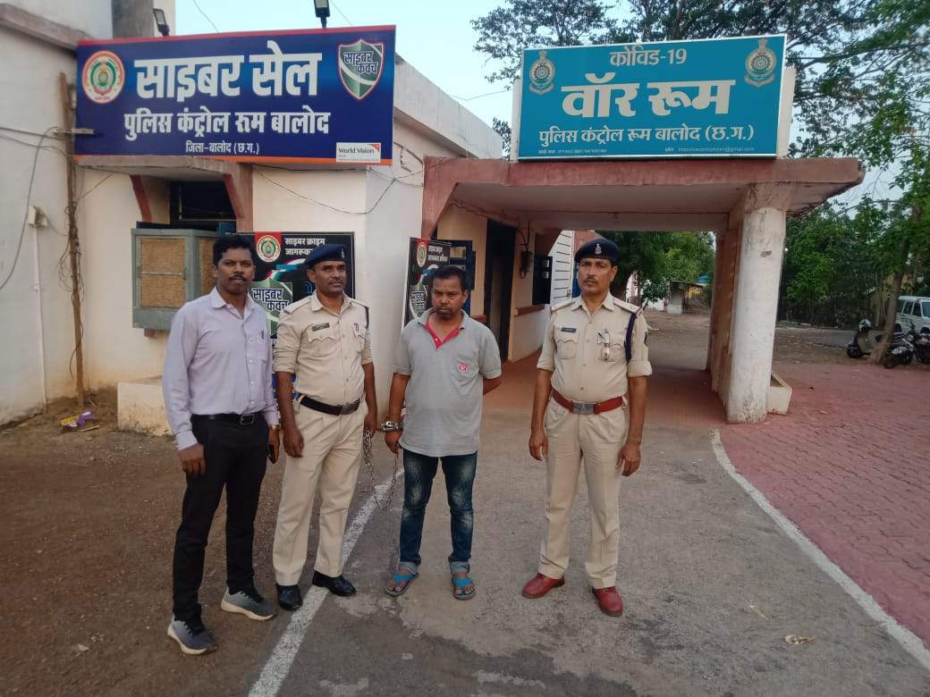 चिटफंड का फरार डायरेक्टर गिरफ्तार पहले 5 गिरफ्तार हो चुके हैं चिटफंड का फरार डायरेक्टर गिरफ्तार पहले 5 गिरफ्तार हो चुके हैं