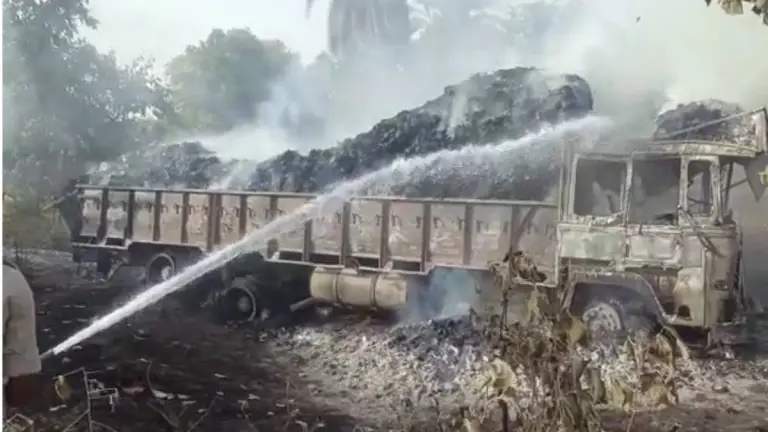 तेंदूपत्ता से भरे ट्रक में आग, लाखों का तेंदूपत्ता गाड़ी समेत खाक तेंदूपत्ता से भरे ट्रक में आग, लाखों का तेंदूपत्ता गाड़ी समेत खाक
