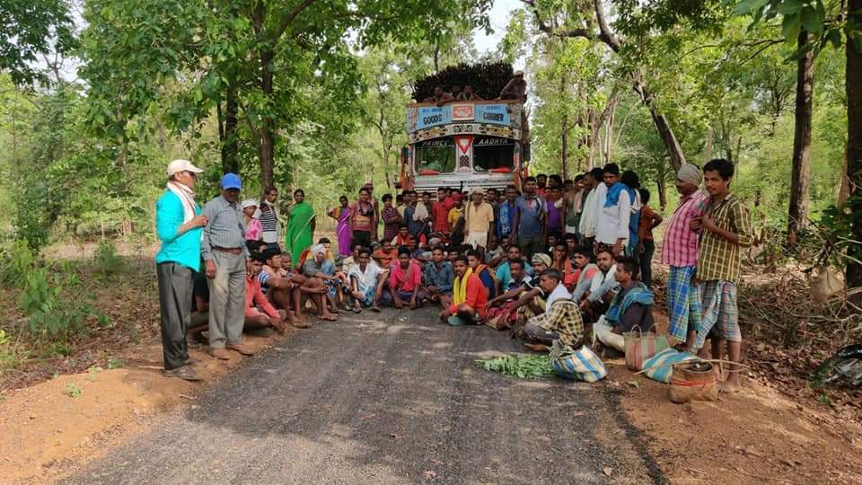 मजदूरी भुगतान नहीं, ग्रामीणों ने रास्ता जाम कर बांस से भरे ट्रकों को रोका मजदूरी भुगतान नहीं, ग्रामीणों ने रास्ता जाम कर बांस से भरे ट्रकों को रोका