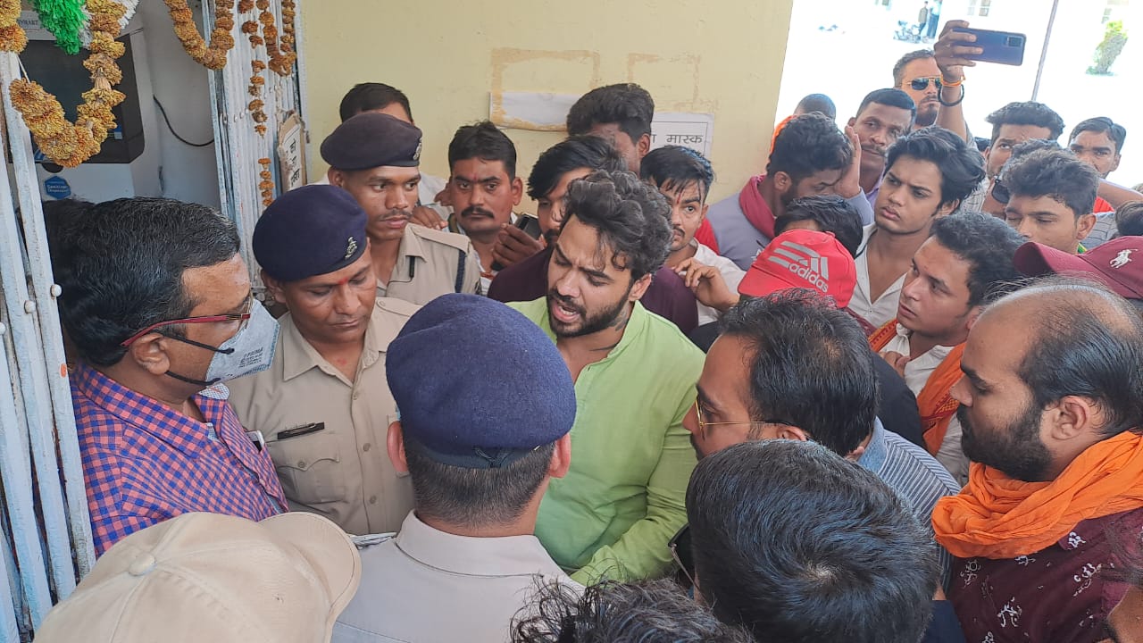 एसडीओ के निलंबन की मांग पर अड़ा भाजयुमो