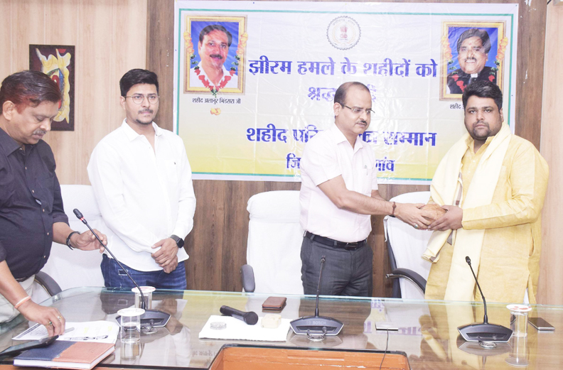 कलेक्टर ने जितेन्द्र और शाहिद को किया सम्मानित