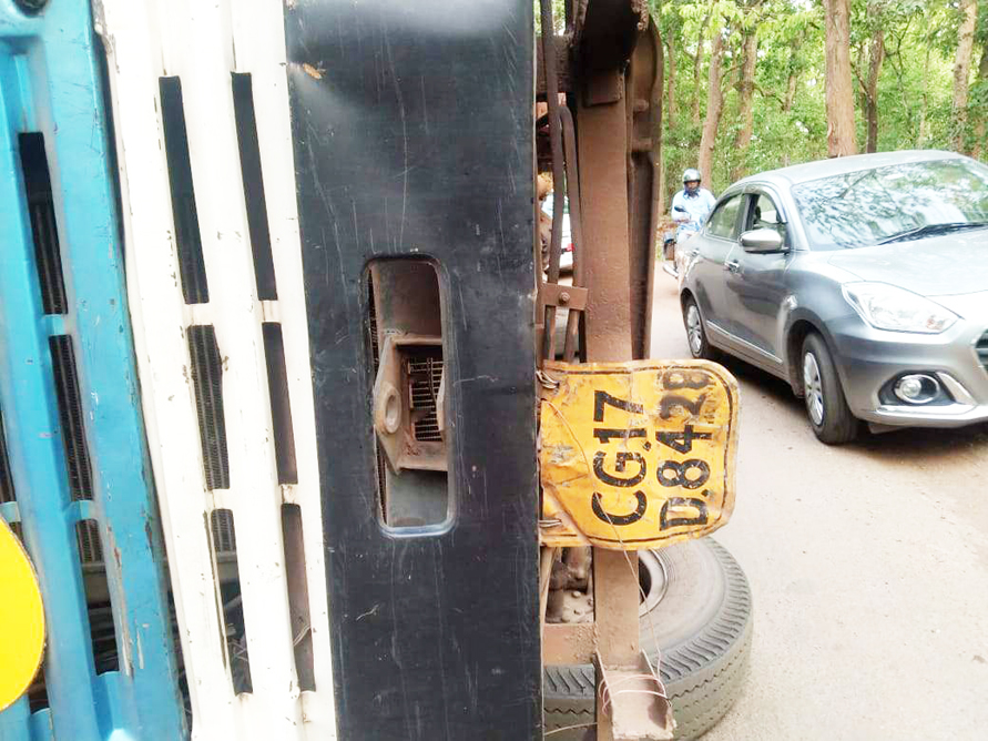 तेंदूपत्ता से भरा ट्रक पलटा