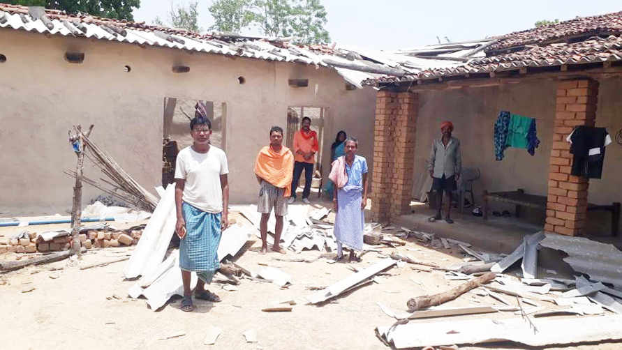 आंधी-तूफान में कई घरों के शीट उड़े