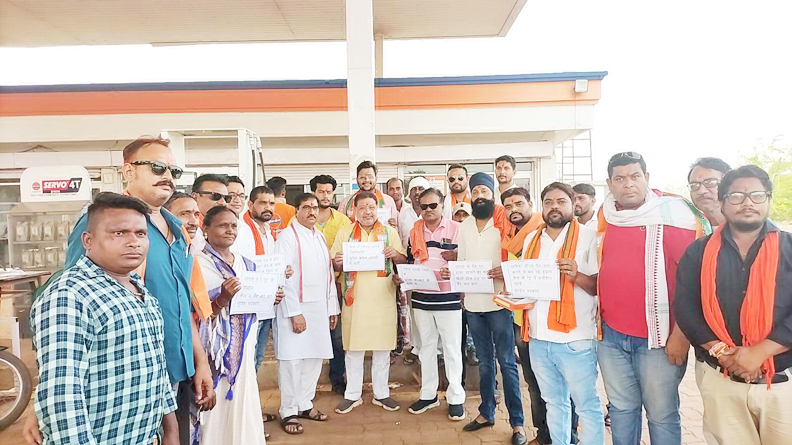 पेट्रोल डीजल के दाम कम होने पर भाजपाईयों ने बांटी मिठाई पेट्रोल डीजल के दाम कम होने पर भाजपाईयों ने बांटी मिठाई