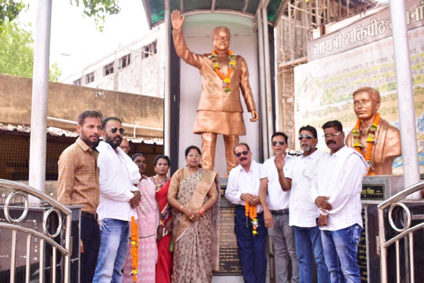झीरम घाटी के शहीदों को दी श्रद्धांजलि झीरम घाटी के शहीदों को दी श्रद्धांजलि