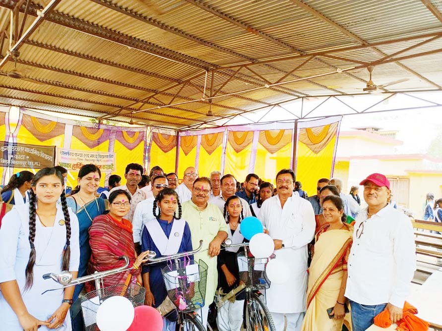 151 छात्राओं को मिली साइकिल