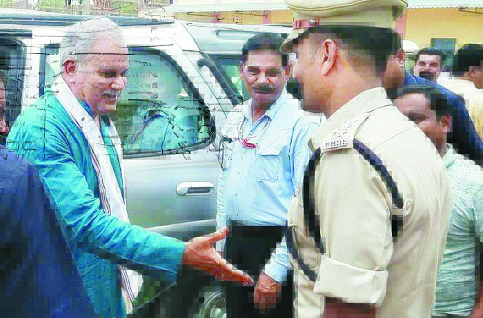 सीएम ने गाड़ी से उतरकर नगर सेना सेनानी सेे मिलाया हाथ