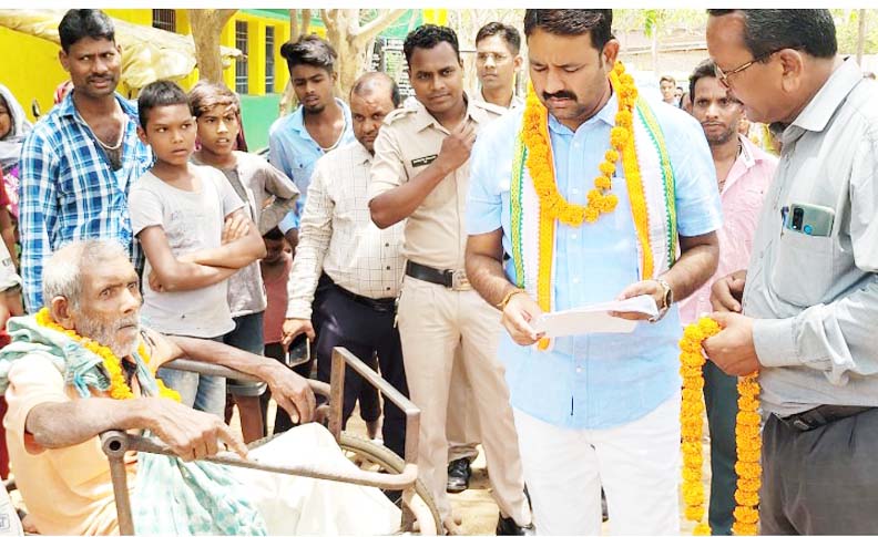 जन चौपाल भेंट मुलाकात, बुजुर्ग दिव्यांग से चंद्रदेव ने खुद लिए आवेदन जन चौपाल भेंट मुलाकात, बुजुर्ग दिव्यांग से चंद्रदेव ने खुद लिए आवेदन