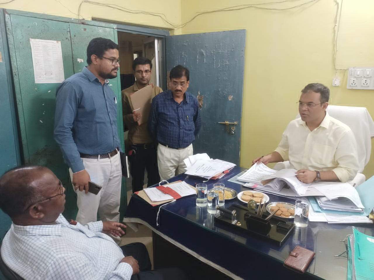 दर्जनों कार्यों की गति धीमी, ईई, एसडीओ व सब इंजीनियर को नोटिस