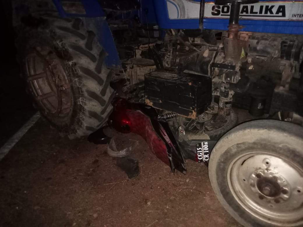 ट्रैक्टर-बाइक में भिड़ंत, 3 घायल