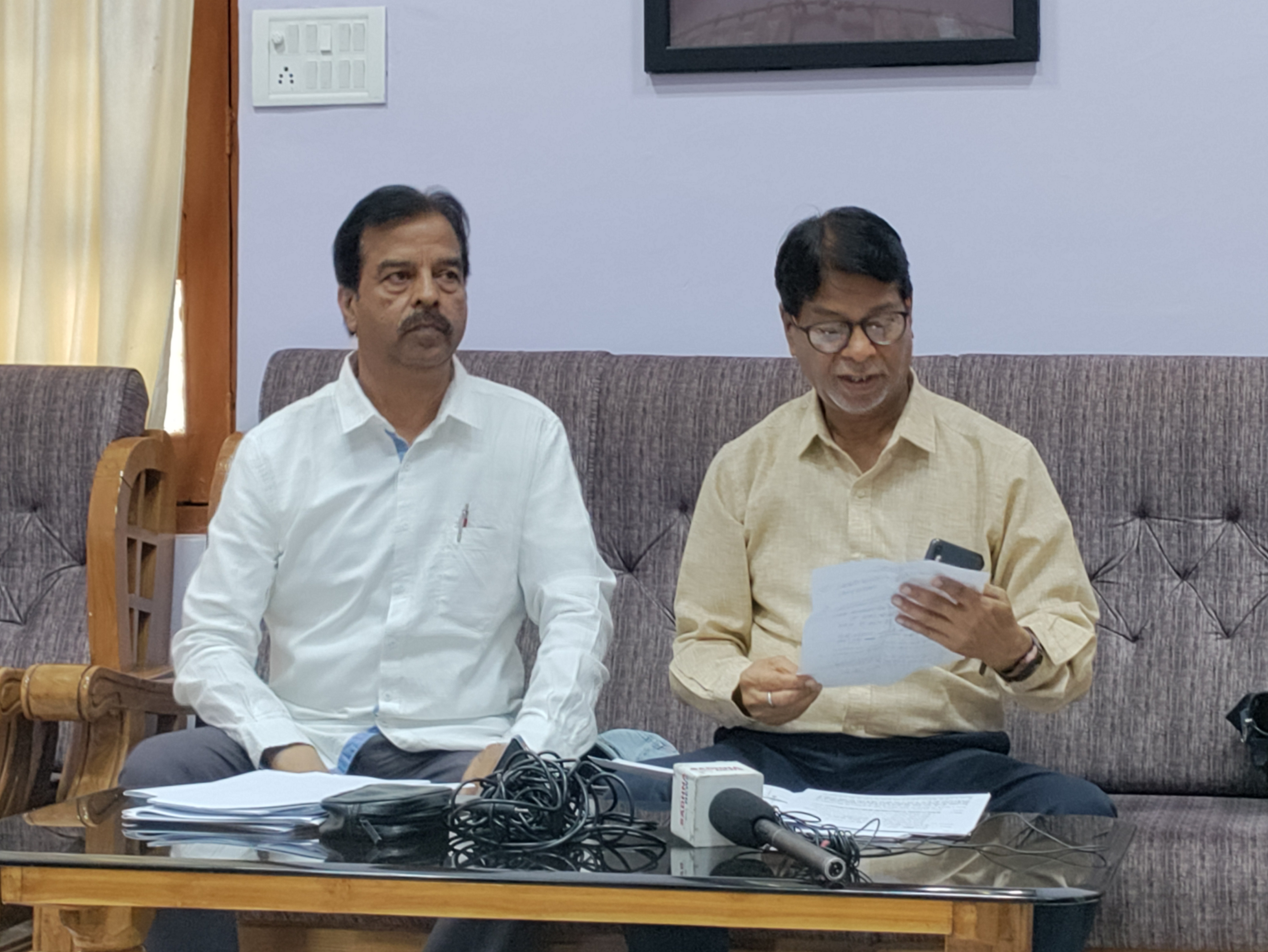 कूटरचना कर राजस्व के दस्तावेजों में किया हेरफेर कूटरचना कर राजस्व के दस्तावेजों में किया हेरफेर