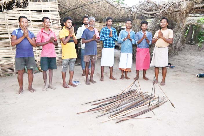 सामुदायिक वन संसाधन अधिकार मिला तो गुड़ी के सामने रख दिए तीर-कमान और कसम ली कि नहीं करेंगे शिकार