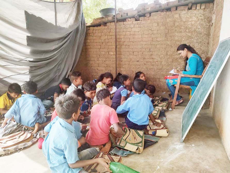 ईंट-भट्ठे में कार्यरत श्रमिकों के बच्चे विभिन्न गतिविधियों से सीख रहे पढऩा-लिखन