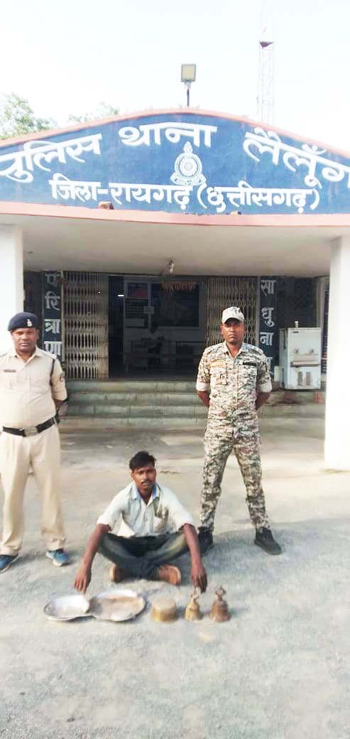पुजारी के घर से मंदिर का सामान व बर्तनों की हुई थी चोरी, एक बंदी
