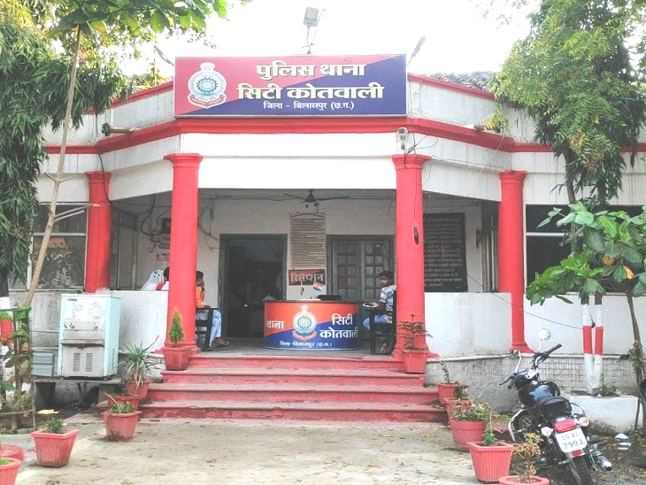 भागकर किया प्रेम विवाह, पत्नी नाराज हुई तो पति ने सोशल मीडिया पर न्यूड तस्वीरें डाल दी