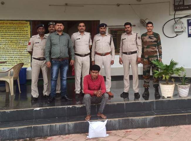 गांजा बेचते तीन युवक पकड़ाए, गांजा जब्त