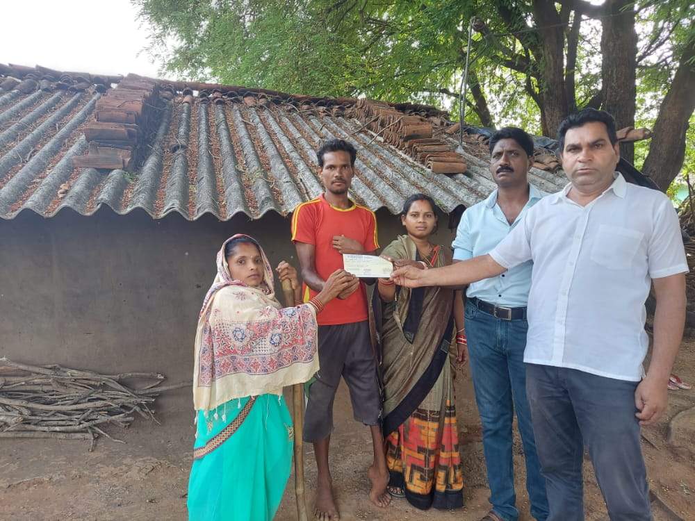 दिव्यांग मुन्नी को स्वरोजगार के लिए 50 हजार