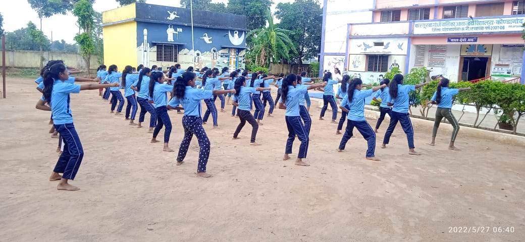 समर कैंप में बालिकाओं को कराटे प्रशिक्षण