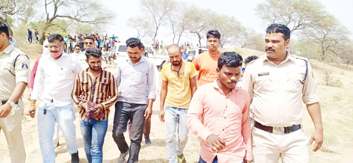 5 दोस्तों ने बैठकर पी शराब, फिर 3 ने मिलकर 2 का रेता गला