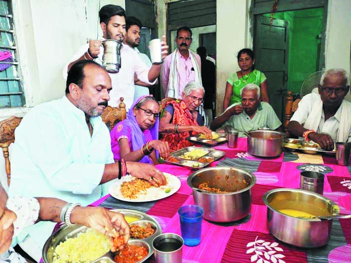 किसान नेता के जन्मदिन को समर्थकों ने जन सेवा संकल्प दिवस के रूप में मनाया 