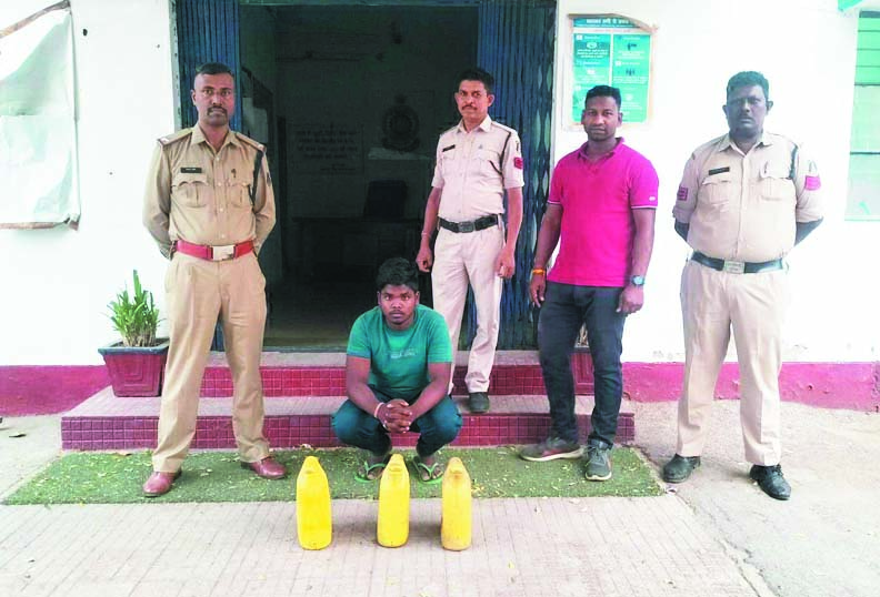 शराब बिक्री की सूचना पर घरघोड़ा पुलिस की छापेमारी शराब बिक्री की सूचना पर घरघोड़ा पुलिस की छापेमारी