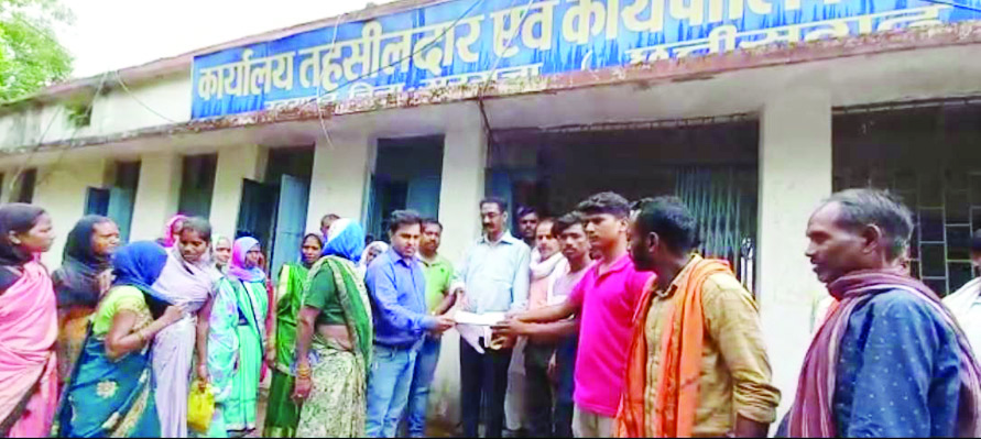 खेल मैदान की भूमि पर अदानी कम्पनी द्वारा पशु पालन के लिए घेराव का ग्रामीणों ने लगाया आरोप